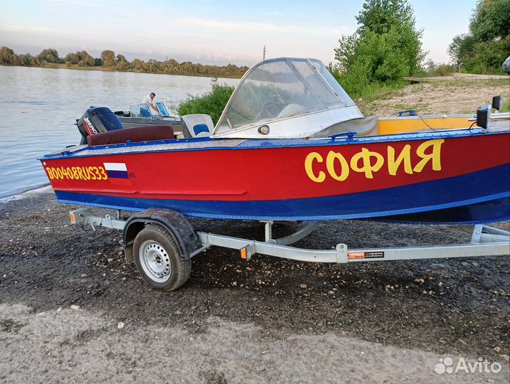 Лодка с мотором и прицепом