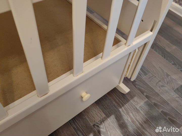 Детская кроватка с маятником и ящиком