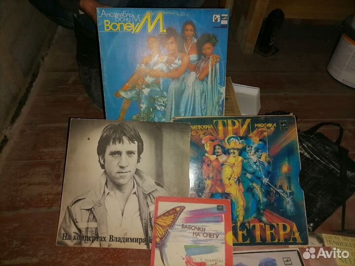 Виниловые пластинки и кассеты