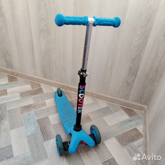 Самокат трехколесный
