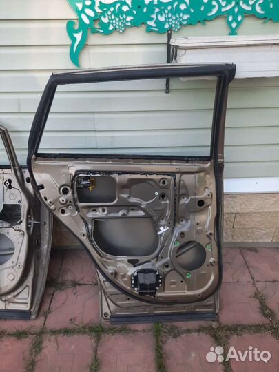 Двери Toyota venza дверь
