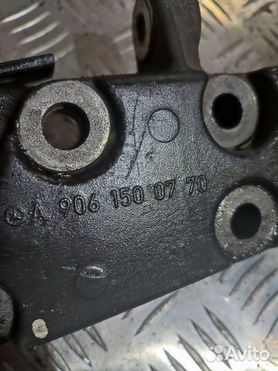 Кронштейн генератора Mercedes-Benz A9061500770