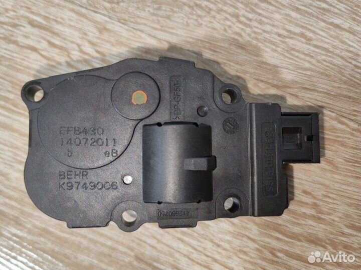 Моторчик заслонки печки Bmw 5 F10 N63B44 2011