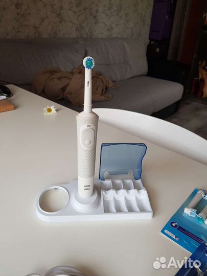 Электрическая зубная щетка Oral b Орал би белая