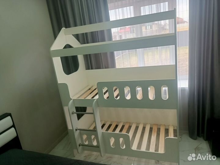 Детская двухъярусная кровать с матрасами