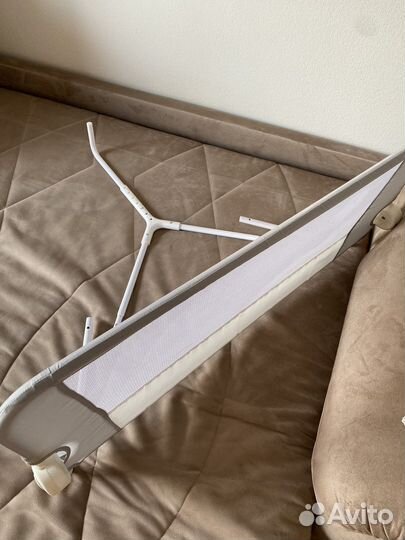 Защитный бортик для кровати откидной фирмы Lindam