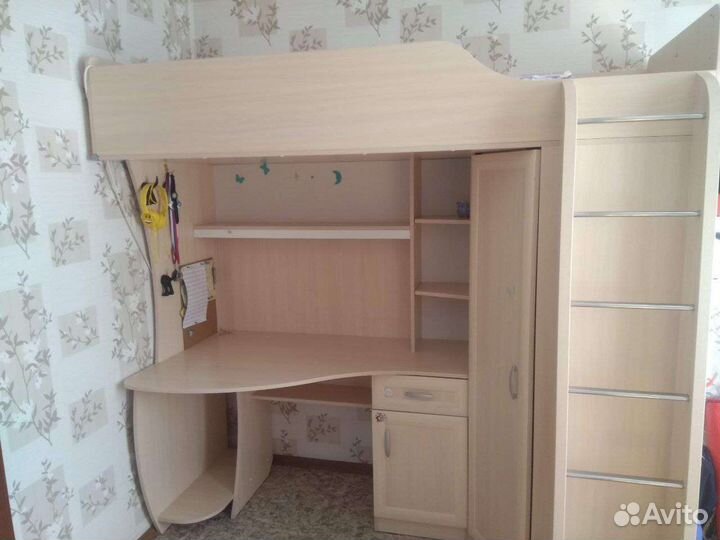 Детская кровать чердак со столом и шкафом