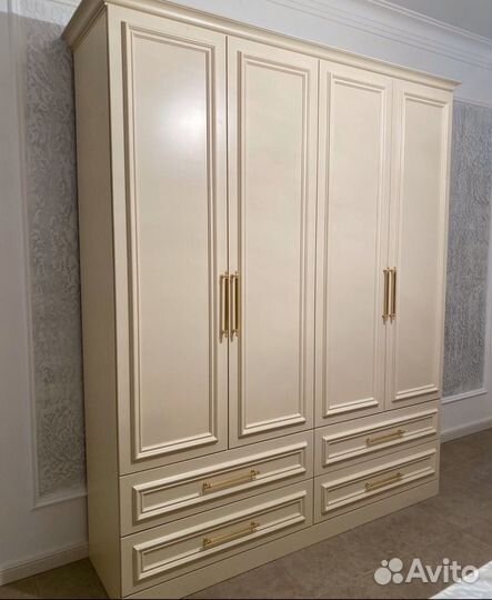 Шкаф с доводчиками