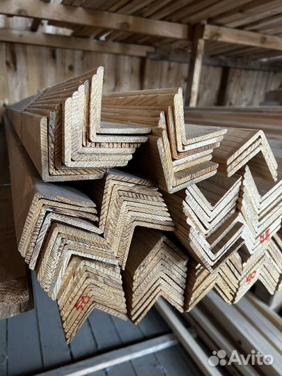 Уголок деревянный