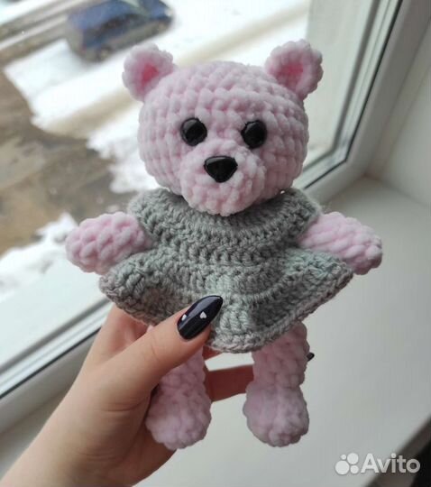 Вязаная игрушка мишка в платье ручной работы