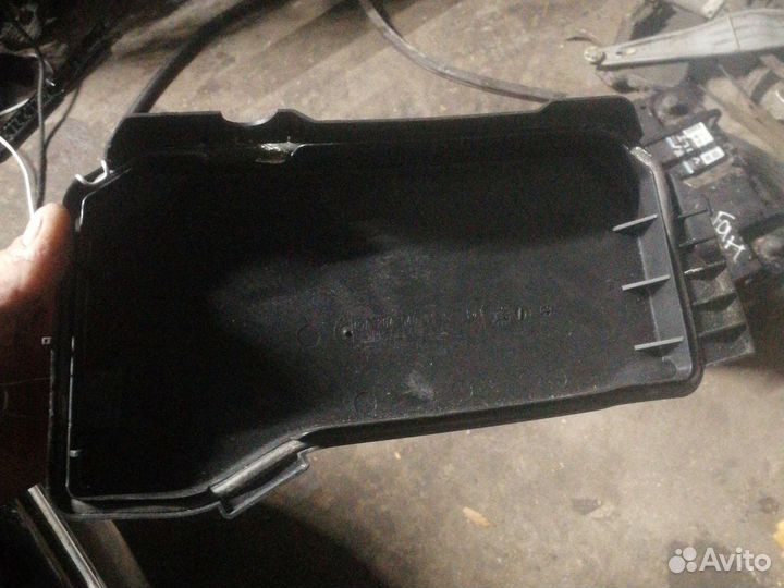 Крышка блока предохранителей мерседес w204 Mercede