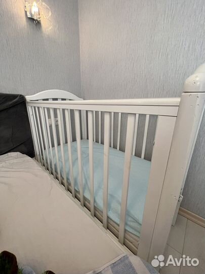 Детская кроватка с маятником и ящиком