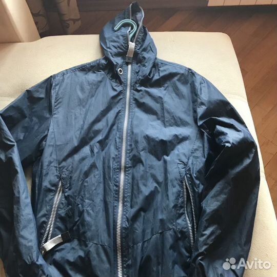 Ветровка в хорошем состоянии из плащевки с капюшон