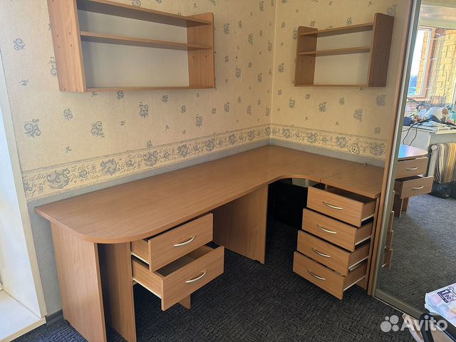 Компьютерный стол с тумбами и полками