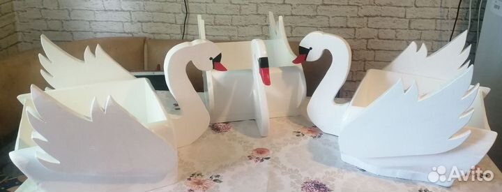 Кашпо лебедь