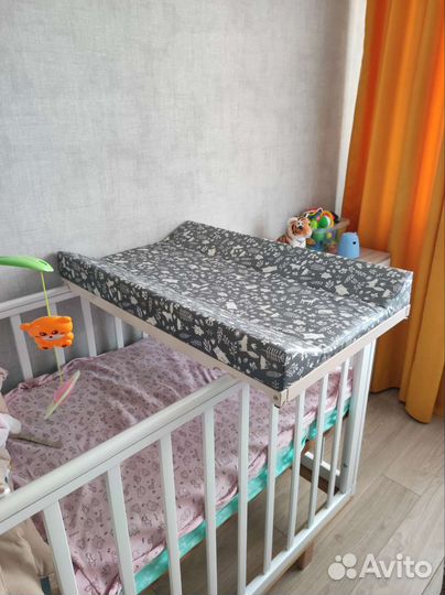 Пеленальная доска на кроватку