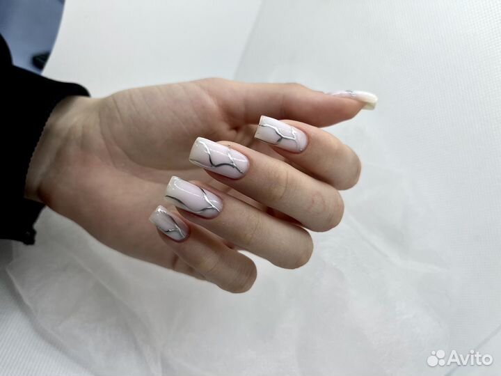 Модель на маникюр