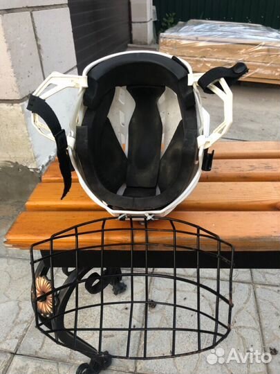 Хоккейный шлем