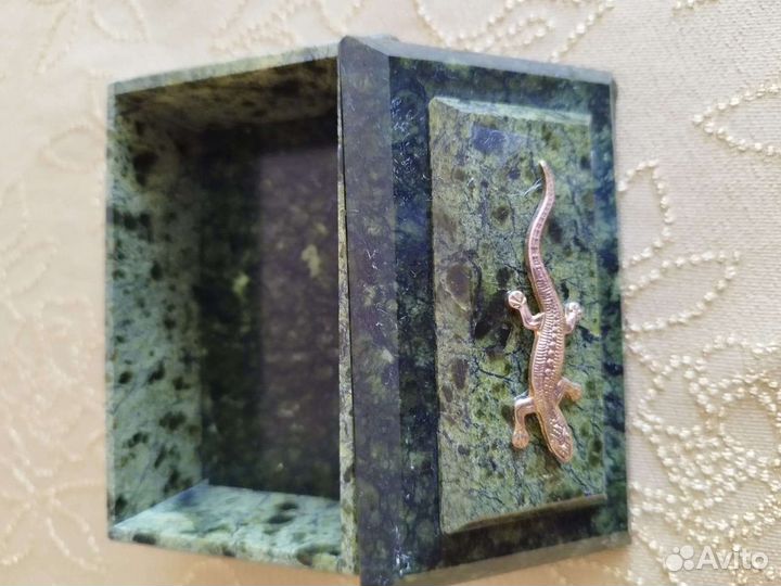 Шкатулка змеевик нат. камень 10*6 см отл.сост