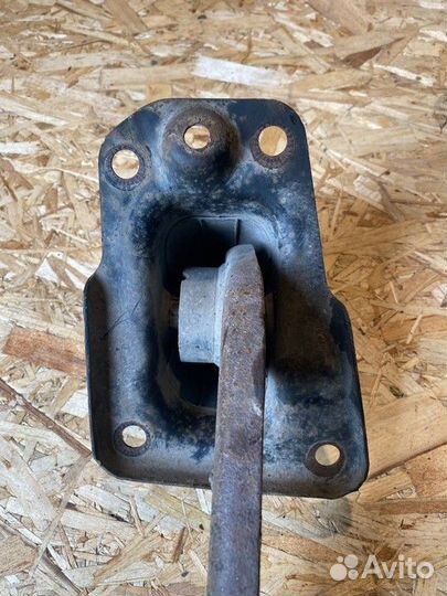 Рычаг задний продольный правый Skoda Octavia