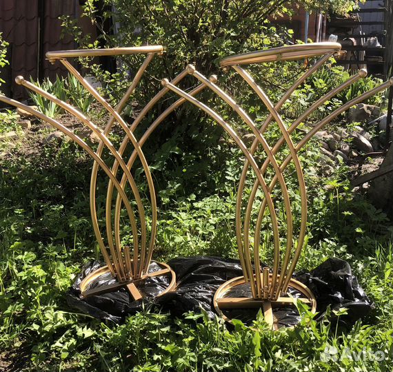 Подстаки под цеточеые композиции золотые