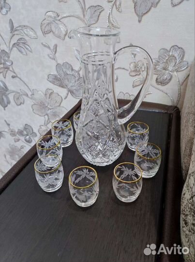 Хрустальный кувшин со стопками