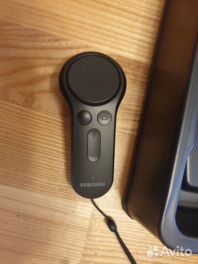 Виртуальные очки Samsung Gear VR с джойстиком