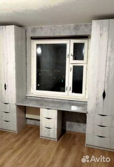 Рабочая зона в углу у окна