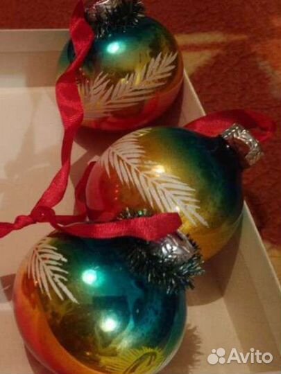 Новогодние шары на ленточках