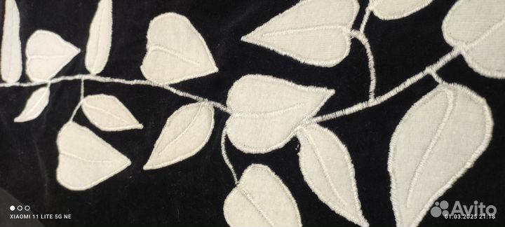 Блузка велюр черная с апликацией