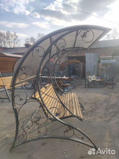 Садовые качели с большой крышей