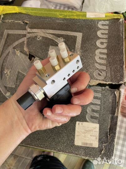 Блок клапанов пневмоподвески mercedes