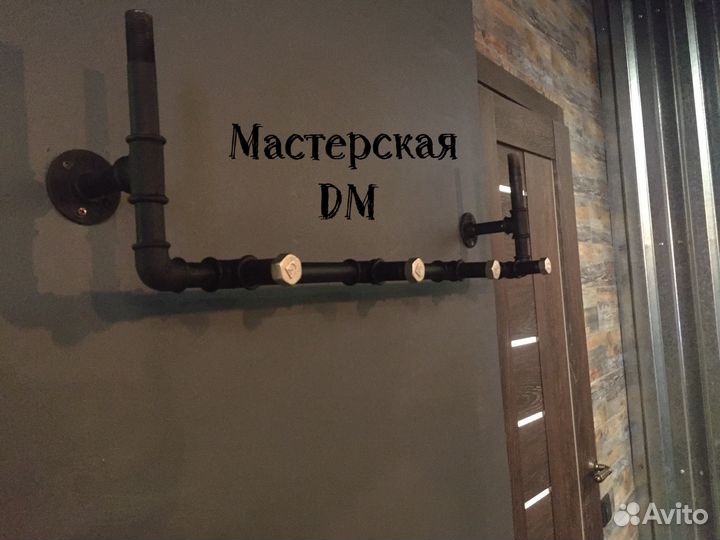 Полка-вешалка в стиле лофт