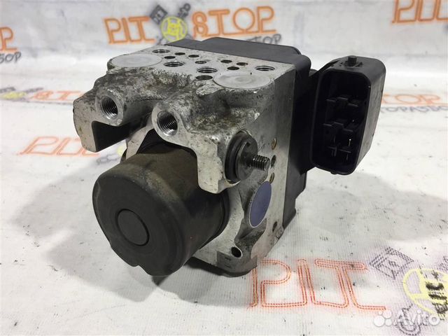 Блок ABS под капотом Toyota Windom (MCV30) 2004-2