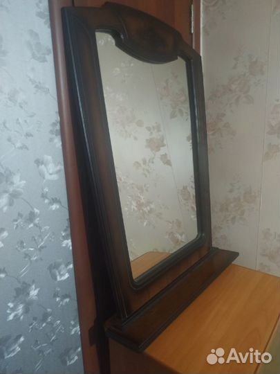 Зеркало настенное с полкой
