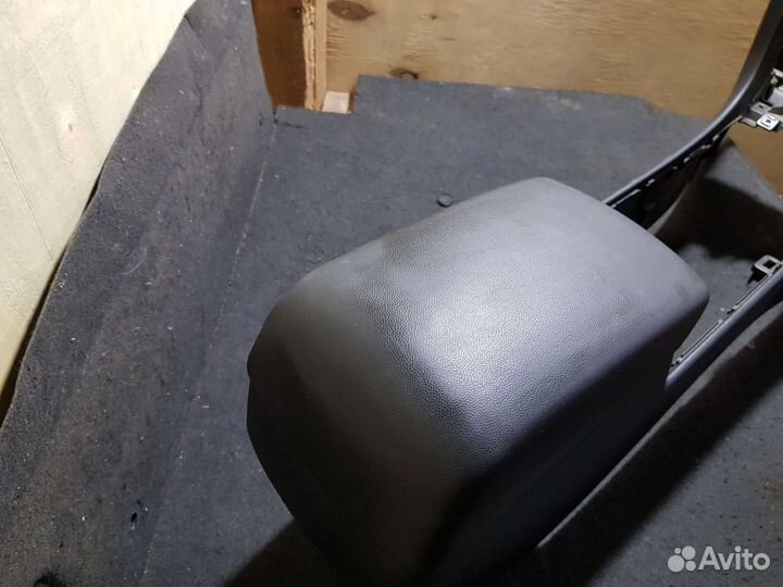 Подлокотник Mazda 3 BK