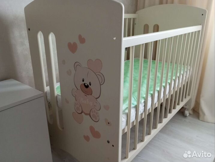 Детская кроватка на колесиках