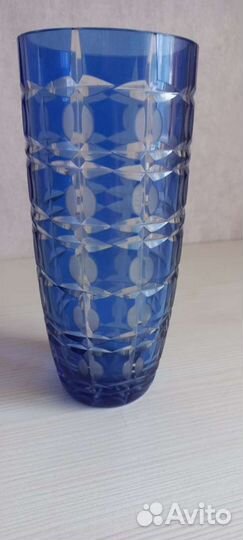 Ваза хрусталь, высота 21 см. Есть маленький скол