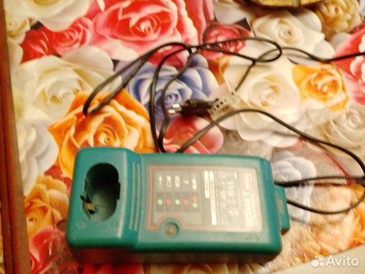 Зарядное устройство для шуруповерта makita