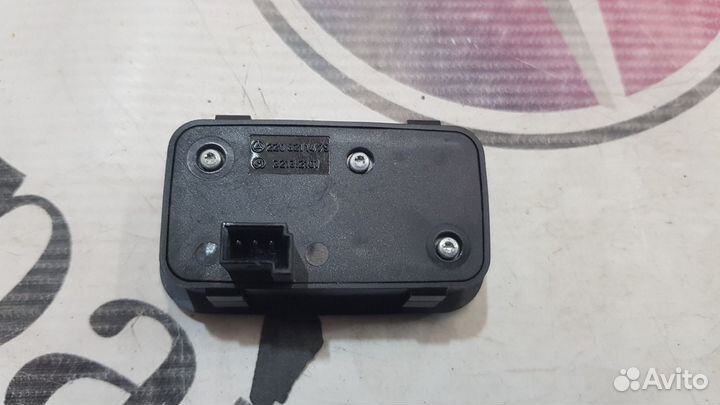 Кнопка закрытия багажника Mercedes A2208211479