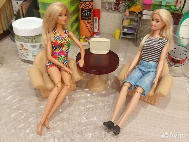 2-кресла и стол с телевизором. Для кукол