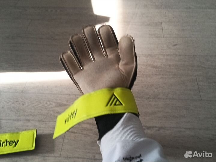 Вратарские перчатки