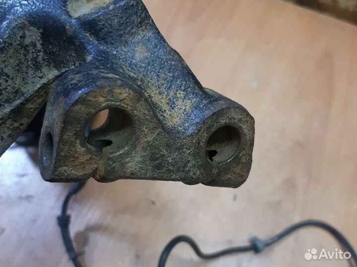 Кулак поворотный правый Ауди A4 А6 VW passat