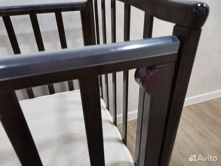 Детская кроватка с маятником