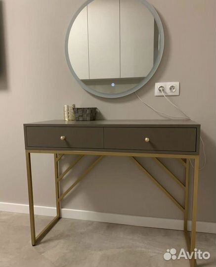 Туалетный столик с зеркалом и подсветкой