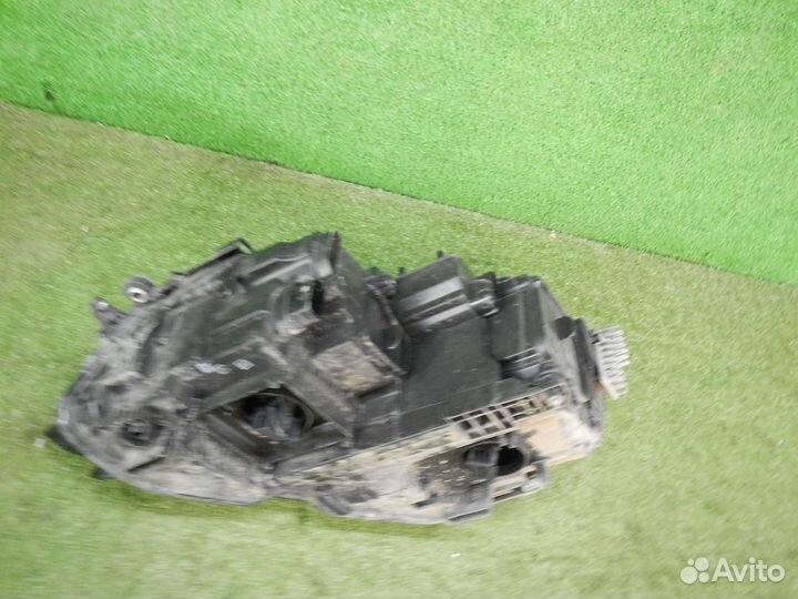 Фара правая Volkswagen Tiguan