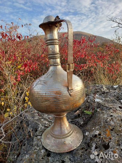 Старинный медный кувшин