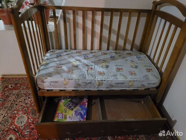 Детская кроватка с маятником и ящиком