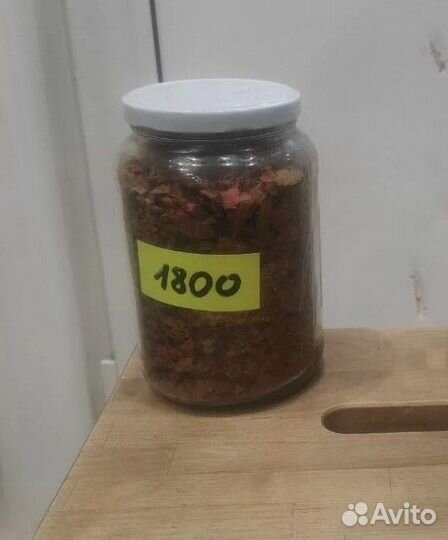 Банка с кормом для рыб