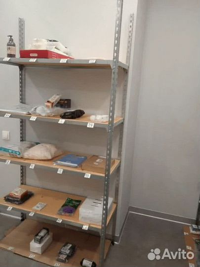 Стеллаж с фанерной полкой в гараж